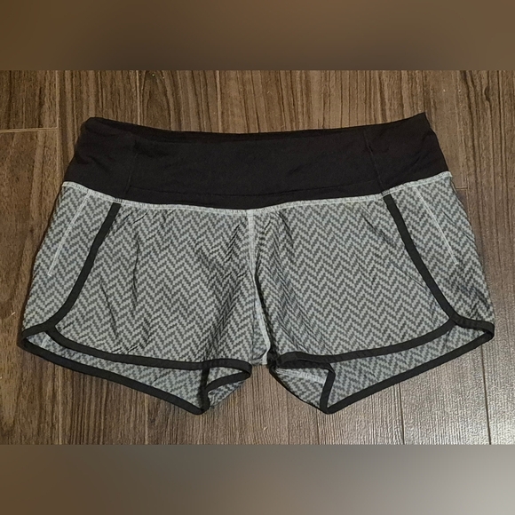 Lululemon Run Times Short *2-way Stretch 
Giant Herringbone Swift Black/White - Picture 4 of 6